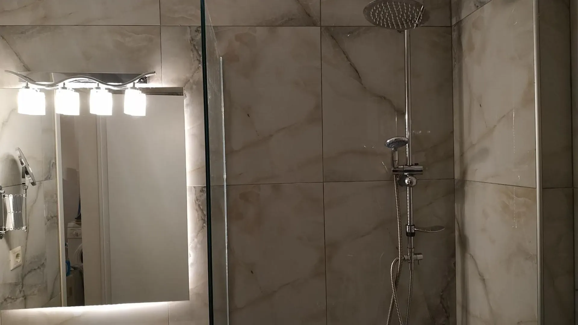 Atelier Poly - Two Bedroom Apartment For 5 Persons -50M To Metro Sintrivani Station- 6Th Floor Plain View - Center - Thessaloniki